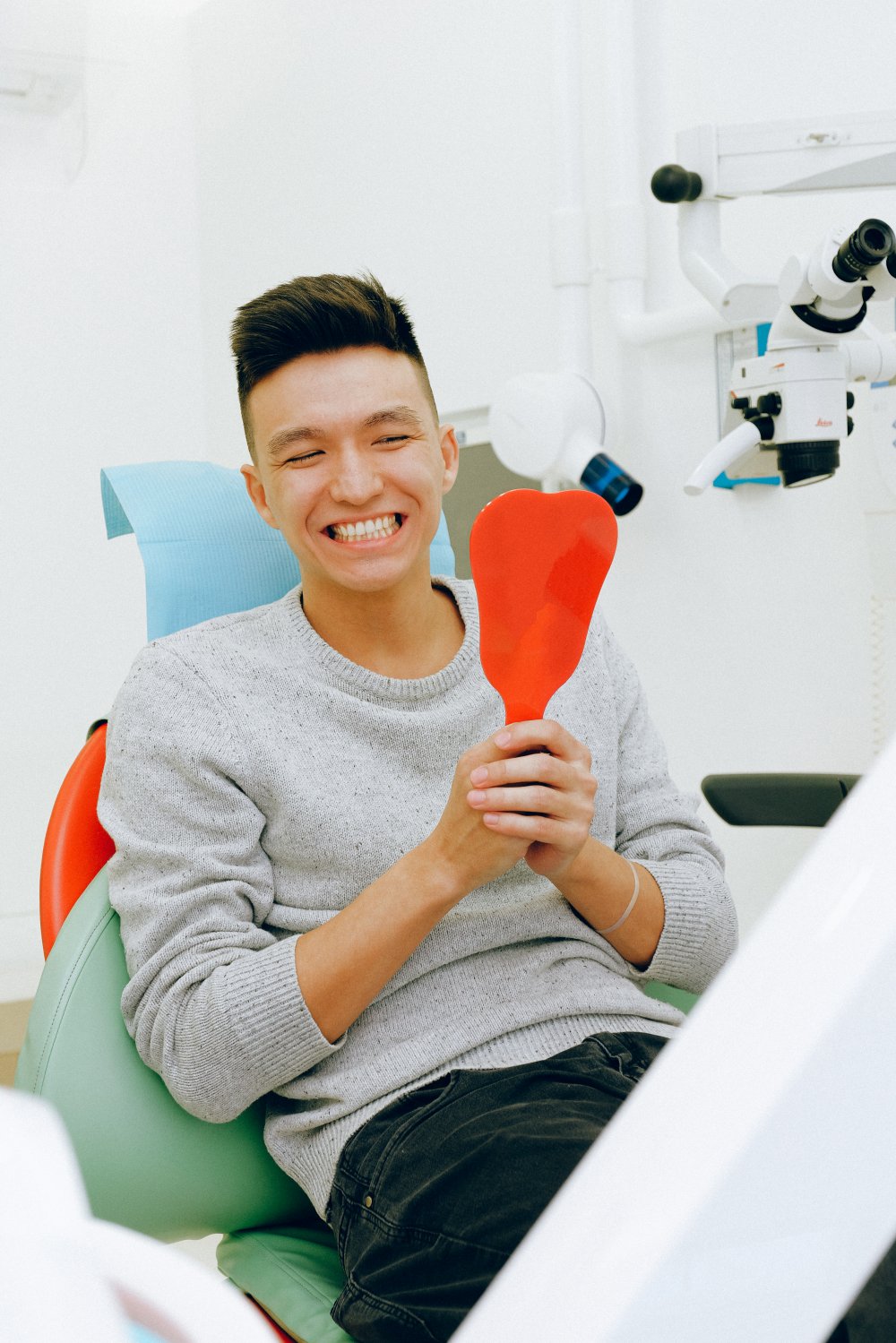 Det är viktigt med besök hos tandläkare för att undvika tandlossning