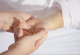 Osteopati i Stockholm: Närvaro, beröring och helhetssyn på hälsa