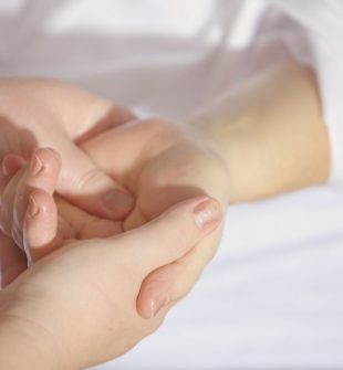 Osteopati i Stockholm: Närvaro, beröring och helhetssyn på hälsa